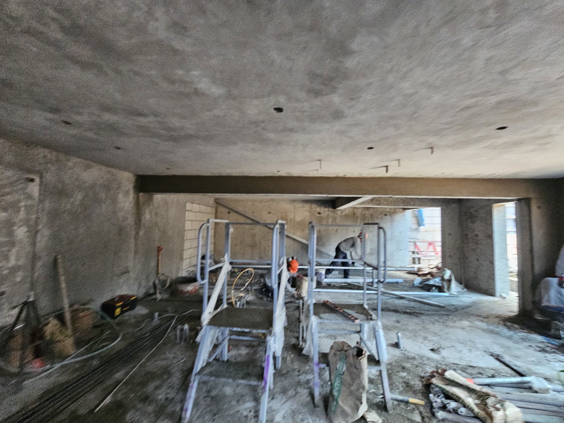 Piso de edificio en etapa de tarrajeo de interiores